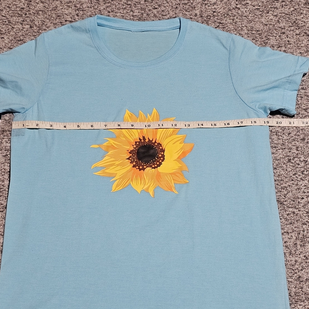 NWOT Sunflower Graphic Tee Light Blue Floral Summer T-Shirt M / S - Picture 5 of 8
